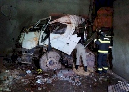 Carreta invade residência e motorista é socorrido em estado grave em Dourados