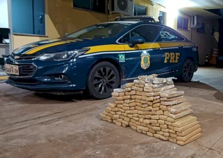 Policiais rodoviários federais apreendem Golf com mais de 100 kg de maconha em Água Clara