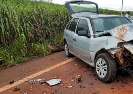 Morador de Nova Andradina tem ‘apagão’ e colide com o carro na traseira de caminhão na MS-141