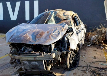 Carro carregado com maconha capota durante fuga da PRF na região de Dourados