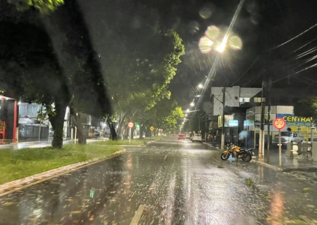 Chuva e passagem de frente fria deve deixar temperatura mínima de 14º nesta sexta