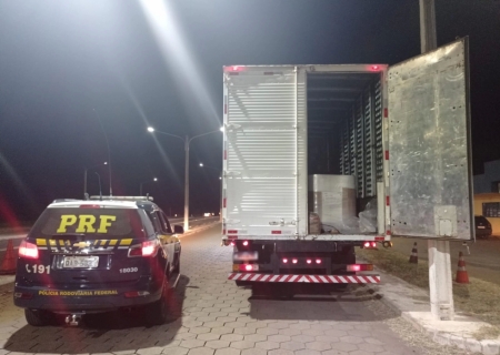 Polícia Rodoviária Federal apreende carga com 150 mil maços de cigarros em Bataguassu