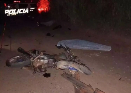 Colisão entre moto e caminhão mata dois jovens e motorista foge em Terenos
