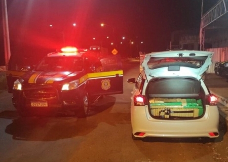 Dupla é presa com carro roubado e carregado com drogas em Ivinhema