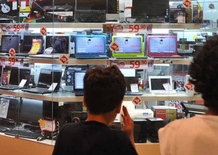 Vendas do comércio ficam estáveis em março, revela pesquisa do IBGE