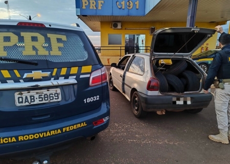 Carro carregado com 48 pneus contrabandeados é apreendido em Itaquiraí