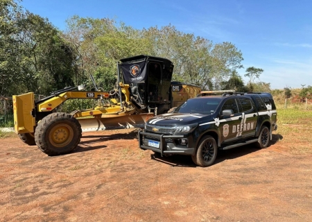 Em Amambai, Defron prende trio com motoniveladora furtada do Estado do Paraná
