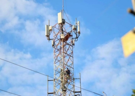 Homem fica cerca de 15 horas em cima de torre de telefonia na Capital