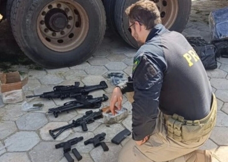Fuzis, pistolas, munições e mais de uma tonelada de maconha são apreendidos em Santa Rita do Pardo