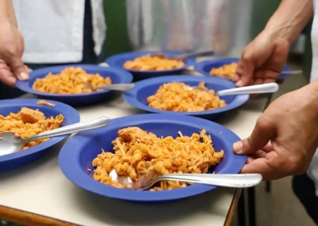 Programas sociais abrangentes ajudam países a combater fome e pobreza