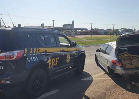 PRF apreende carro cheio de drogas após perseguição em Bataguassu