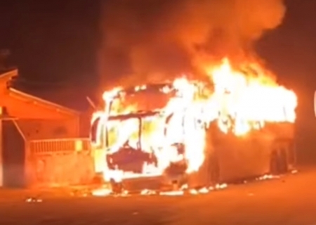 Ônibus é consumido por fogo que atinge e rompe cabos de energia em Naviraí