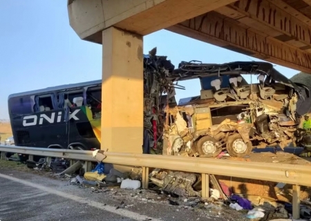 Acidente com ônibus no interior de SP mata 10 pessoas e fere 42