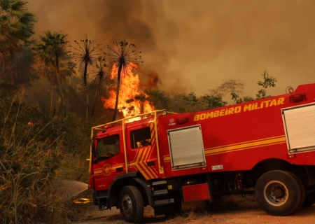 Bombeiros de MS continuam trabalho para conter incêndios em diferentes áreas do Pantanal