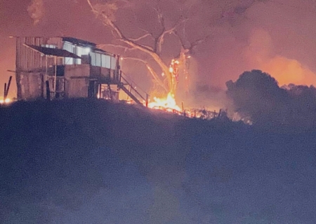 Cercados pelo fogo, Polícia Ambiental de Corumbá resgata bebê de dois meses e família de ribeirinhos na ponte do Rio Paraguai