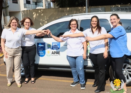 APAE de Nova Andradina recebe carro destinado por Zé Teixeira