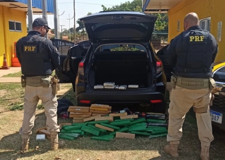 PRF apreende 145 kg de maconha, skunk e uma pistola em Três Lagoas