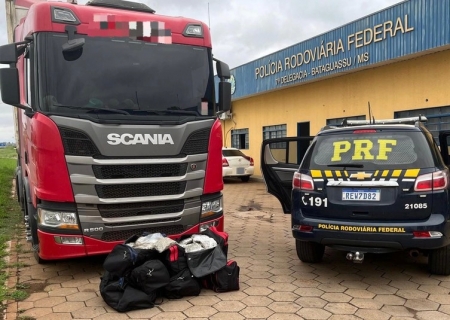 Caminhoneiro sob efeito de cocaína e rebite é preso com mais de 70 kg de skunk em Bataguassu