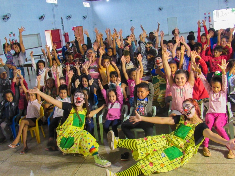 Batayporã: 120 crianças da Rede Socioassistencial ganham comemoração com Circo Teatro