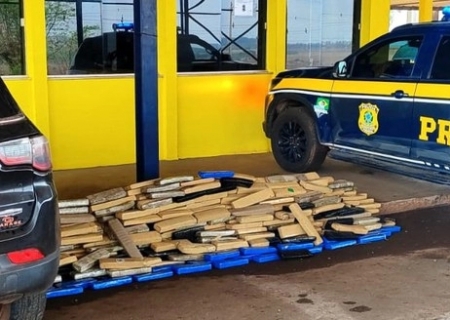 Jeep roubado é apreendido pela PRF com 560 kg de maconha em MS