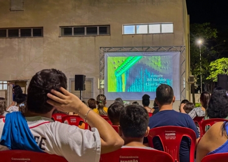 Cinema a Céu Aberto transforma a Praça da Rodoviária em sala de cinema ao ar livre