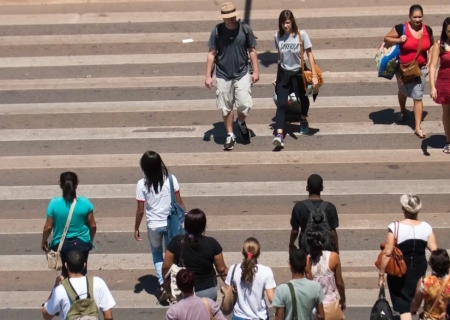 Expectativa de vida ao nascer no Brasil sobe para 76,4 anos em 2023