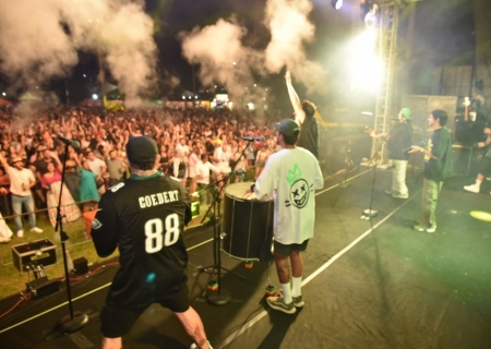 Pagode em dose dupla: Batayporã lota shows de aniversário com Atitude 67 e Curtindo a Vida