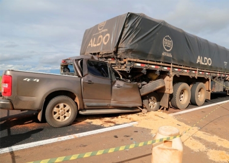 Gerente de fazenda morre após colidir caminhonete na traseira de caminhão no Pare e Siga