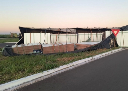 Carreta tomba e motorista fica ferido na rotatória da MS-276 com MS-480 em Anaurilândia