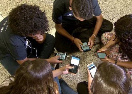 Pesquisa: 86% dos brasileiros apoiam restrição de celular nas escolas