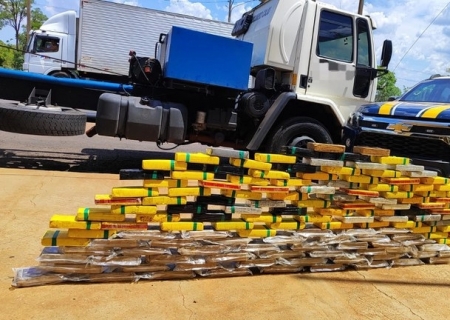 Caminhão é apreendido com quase 150 kg de cocaína em Água Clara