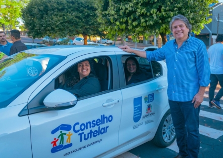 Deputado Caravina entrega carro para Conselho Tutelar de Mundo Novo