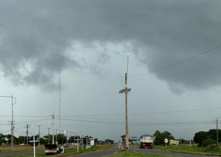 Está marcando temporal na tarde desta segunda-feira (9), em Nova Andradina