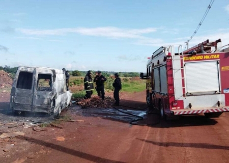 Dois veículos são incendiados em estrada vicinal de Dourados