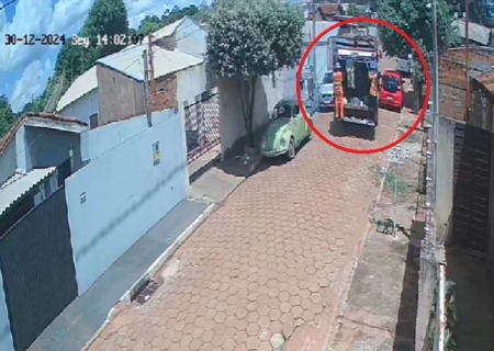 Caminhão de lixo da Prefeitura de Nova Andradina colide em carro estacionado e condutor foge sem comunicar o dono