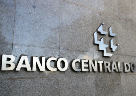 BC vende US$ 845 mi das reservas internacionais para segurar dólar