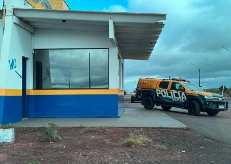 Motorista é presa por embriaguez ao ser flagrada desacordada com carro parado no meio da rodovia em Batayporã