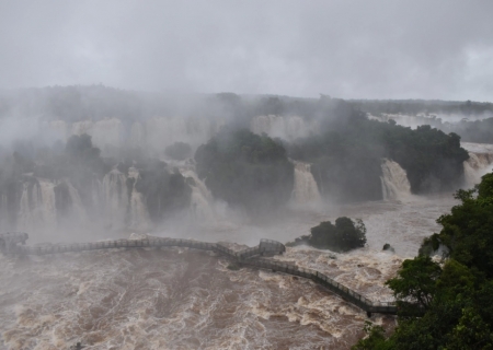 Cataratas do Iguaçu ultrapassa sete milhões de litros d’água por segundo nesta segunda-feira (9)