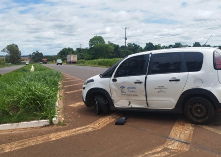 Uma pessoa fica ferida em colisão de carro e carreta na MS-134 em Batayporã