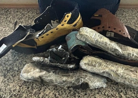 Dupla é presa com haxixe nos sapatos na BR-463