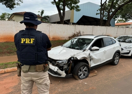 Em Nova Andradina, após colisão, condutor deixa carro 'dublê' e foge
