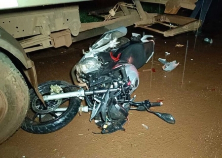 Servente de pedreiro morre ao bater moto na traseira de caminhão em Dourados