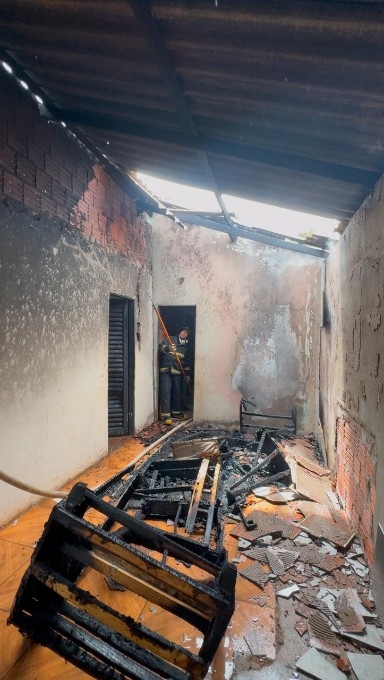 Princípio de incêndio em residência mobiliza Corpo de Bombeiros Militar em Nova Andradina
