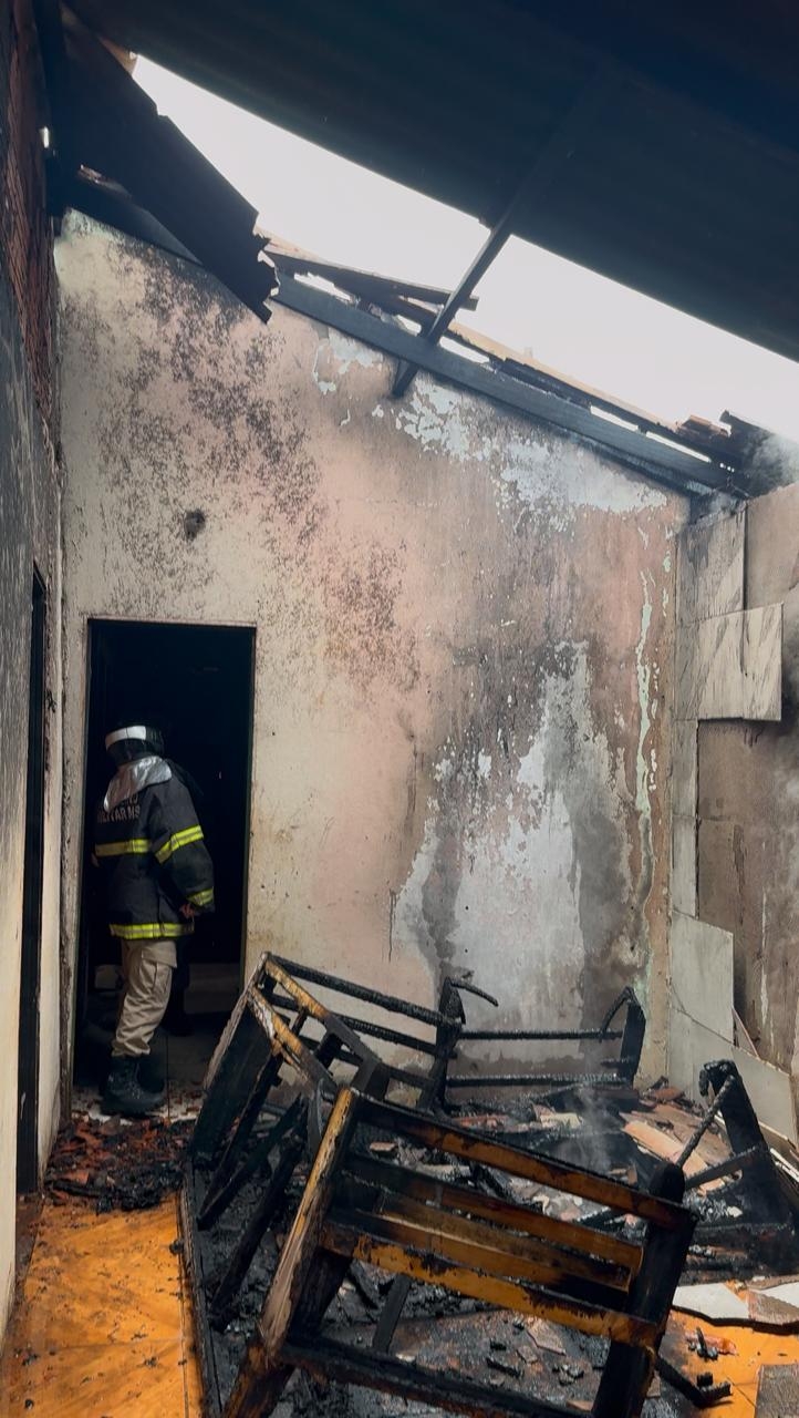 Princípio de incêndio em residência mobiliza Corpo de Bombeiros Militar em Nova Andradina