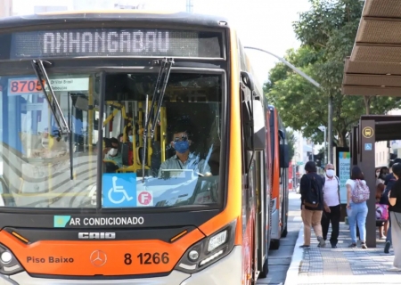 Setor de serviços recua 0,9% em novembro, influenciado por transporte