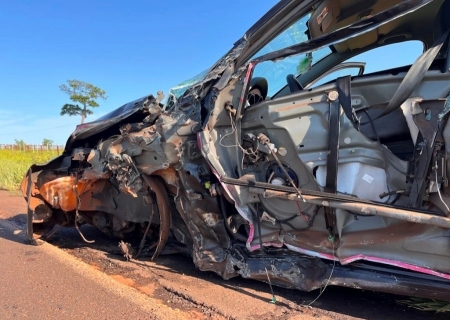 Colisão na BR-376 deixa lateral de carro destruída entre Ivinhema e Nova Andradina