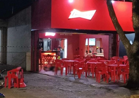 Homem é assassinado a tiros em bar de Dourados