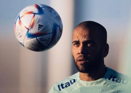 Imprensa espanhola revela crise na vida pessoal de Daniel Alves e Joana Sanz