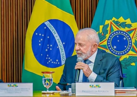 Lula oficializa reajuste de servidores, que terá impacto de R$ 18 bi
