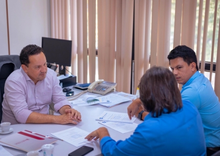 Deputado Caravina acompanha prefeito de Glória de Dourados em agenda no Governo para discutir demandas locais